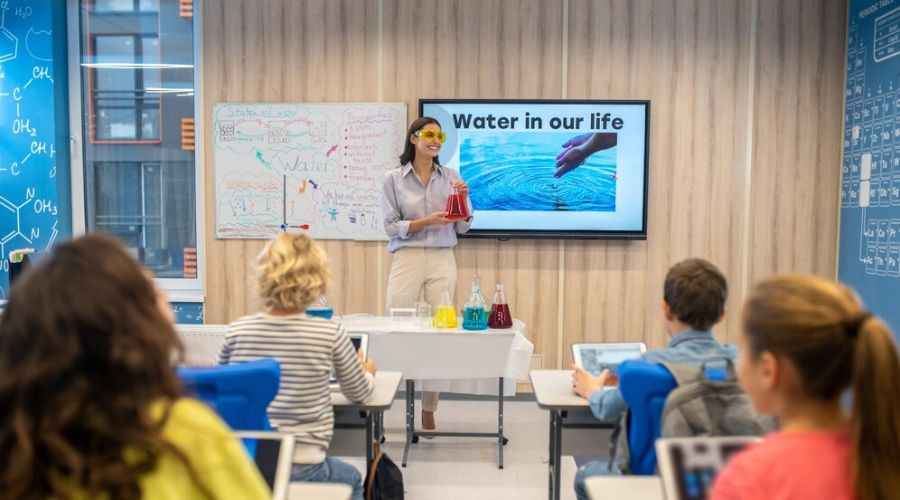 Tính năng màn hình tương tác cho trường học