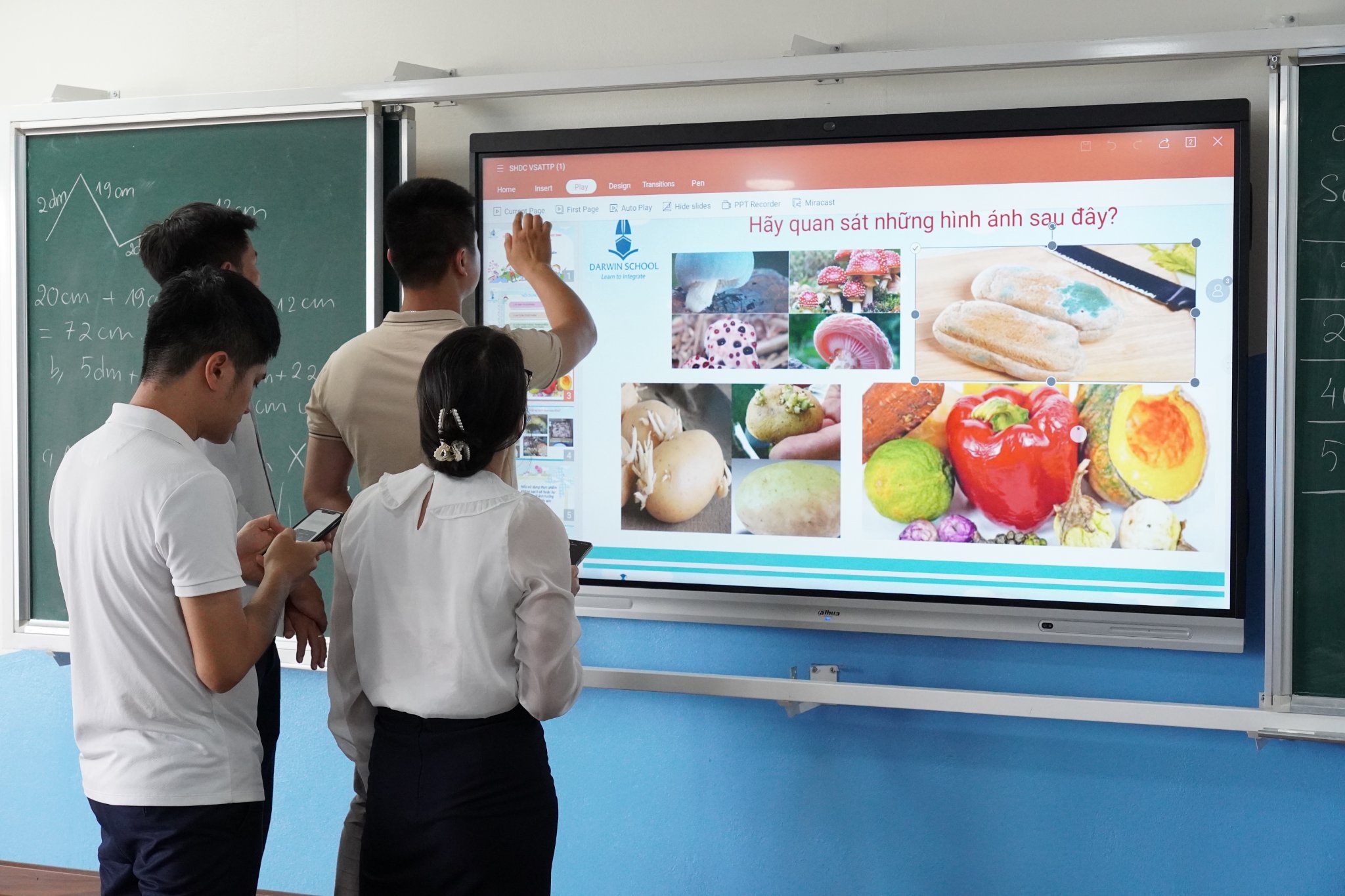 Kết Hợp Máy Scan Và Màn Hình Tương Tác Trong Lớp Học