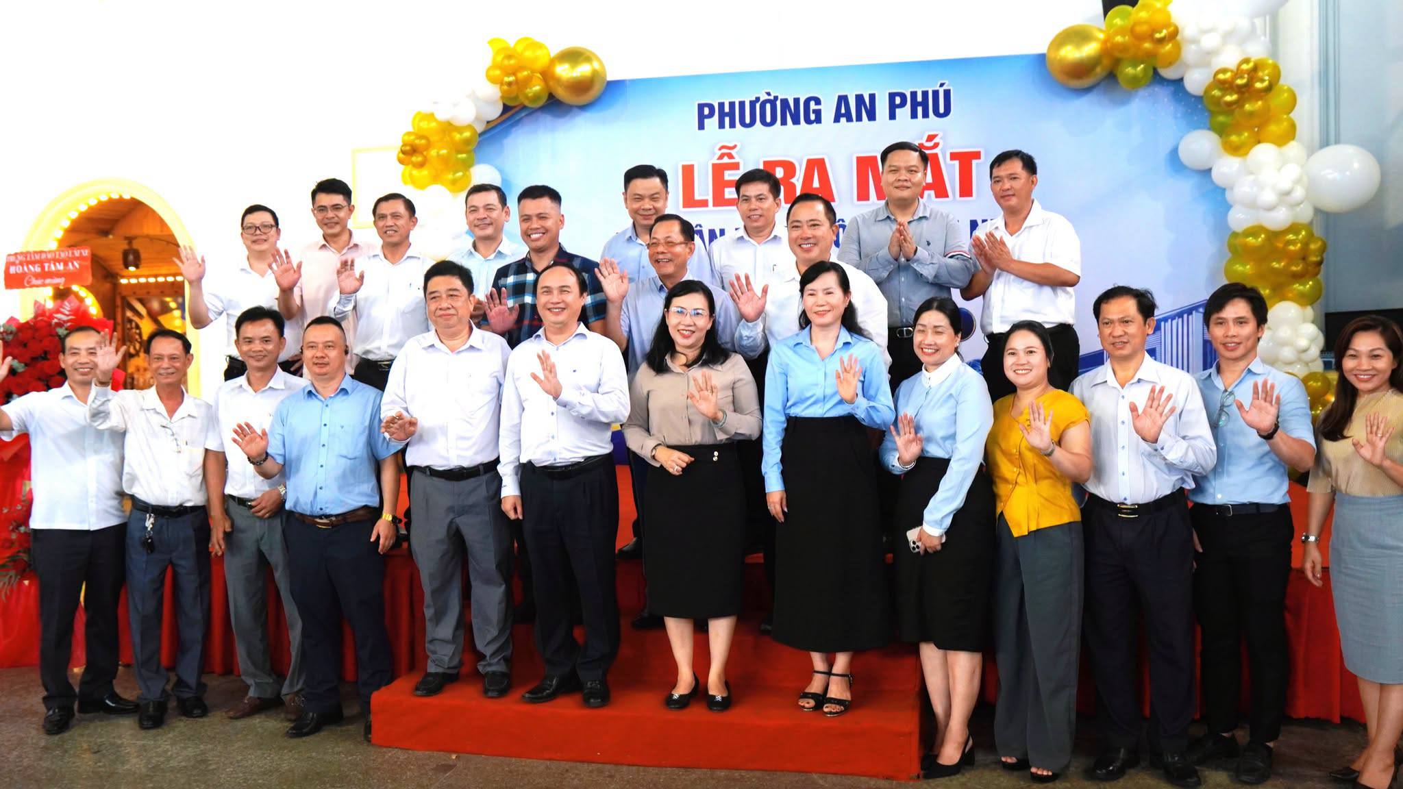 Đại biểu hai đơn vị cùng thể hiện quyết tâm "Chung tay - Vững bước - Vươn mình" đưa cộng đồng doanh nghiệp địa phương ngày một lớn mạnh.